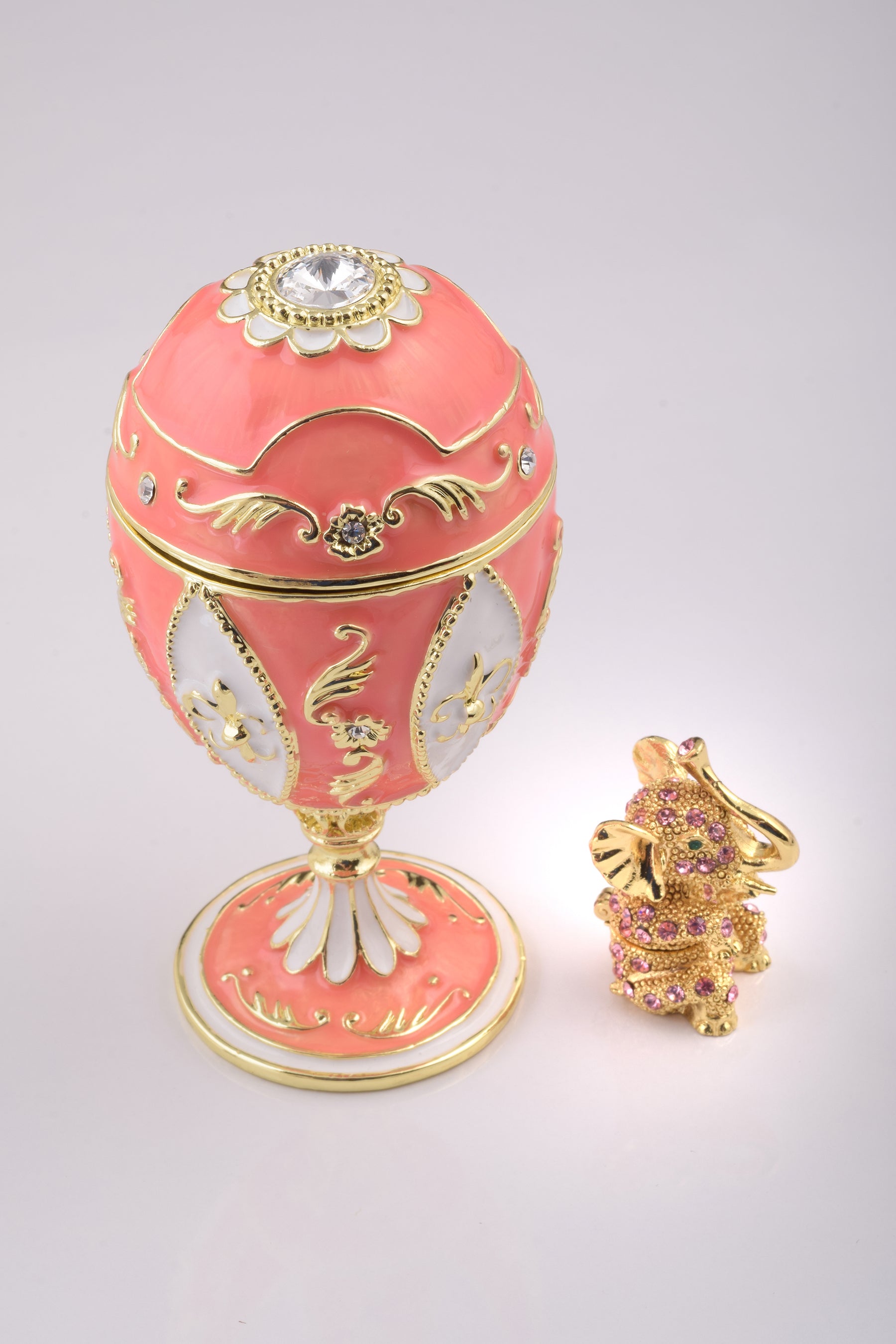 Rosa Fabergé-Ei mit Elefant im Inneren