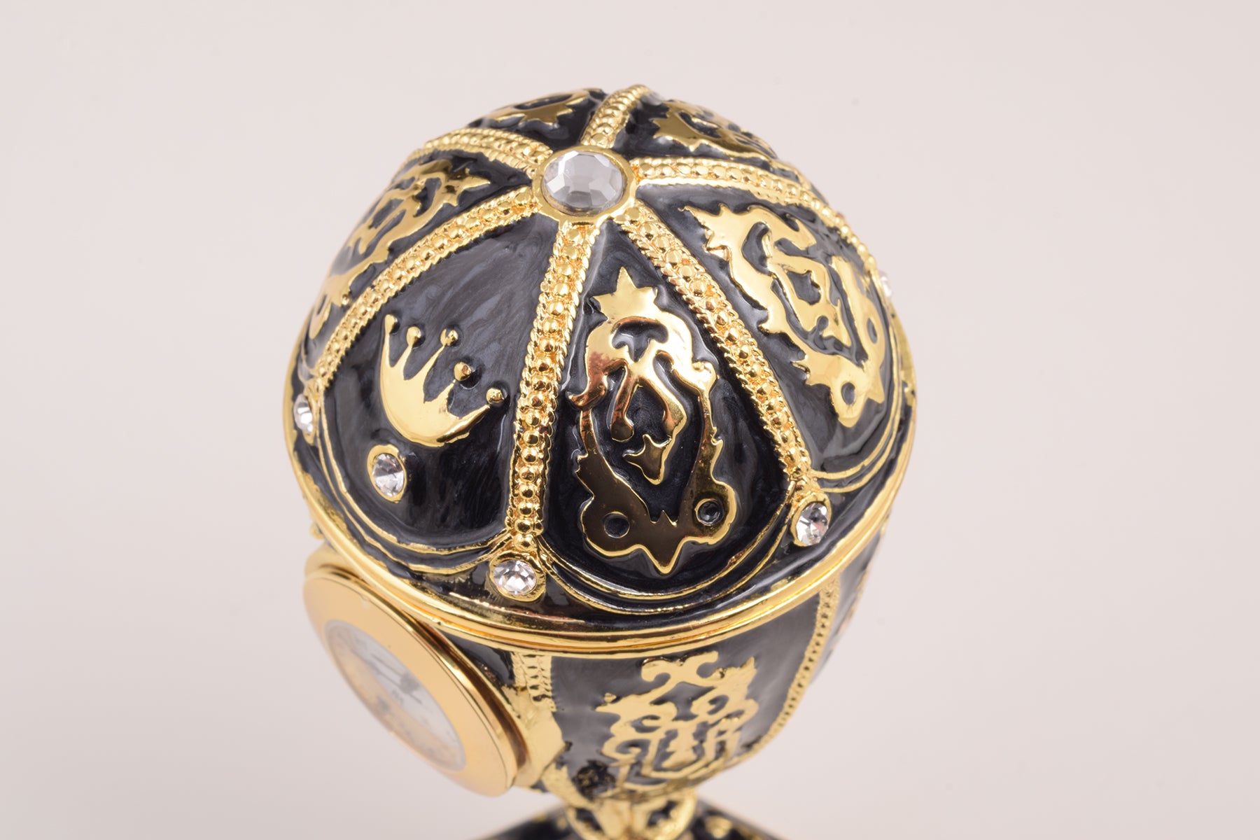 Oeuf de Fabergé noir avec horloge