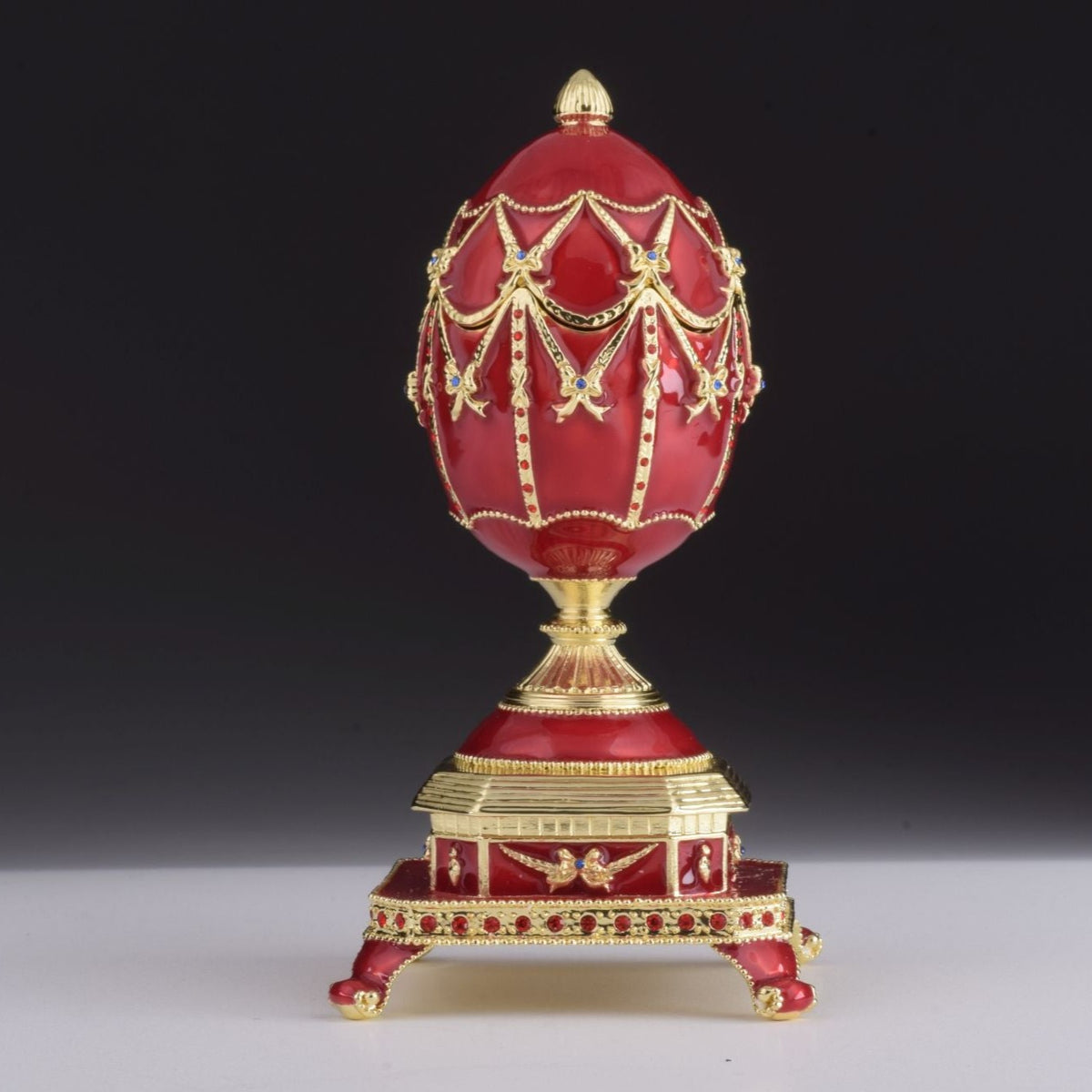 Œuf de Fabergé rouge avec horloge à l'intérieur