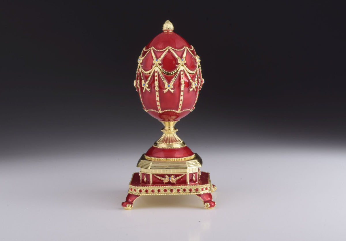 Œuf de Fabergé rouge avec horloge à l'intérieur