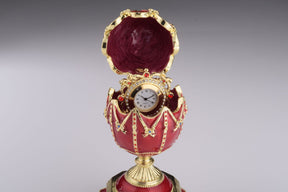 Rotes Fabergé-Ei mit Uhr im Inneren