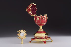 Rotes Fabergé-Ei mit Uhr im Inneren