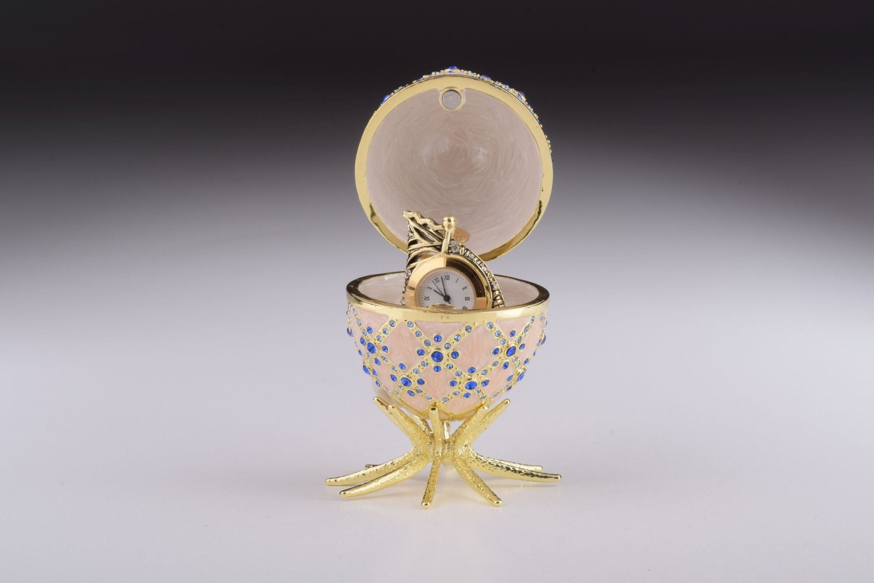 Rosa Fabergé-Ei mit Uhr im Inneren