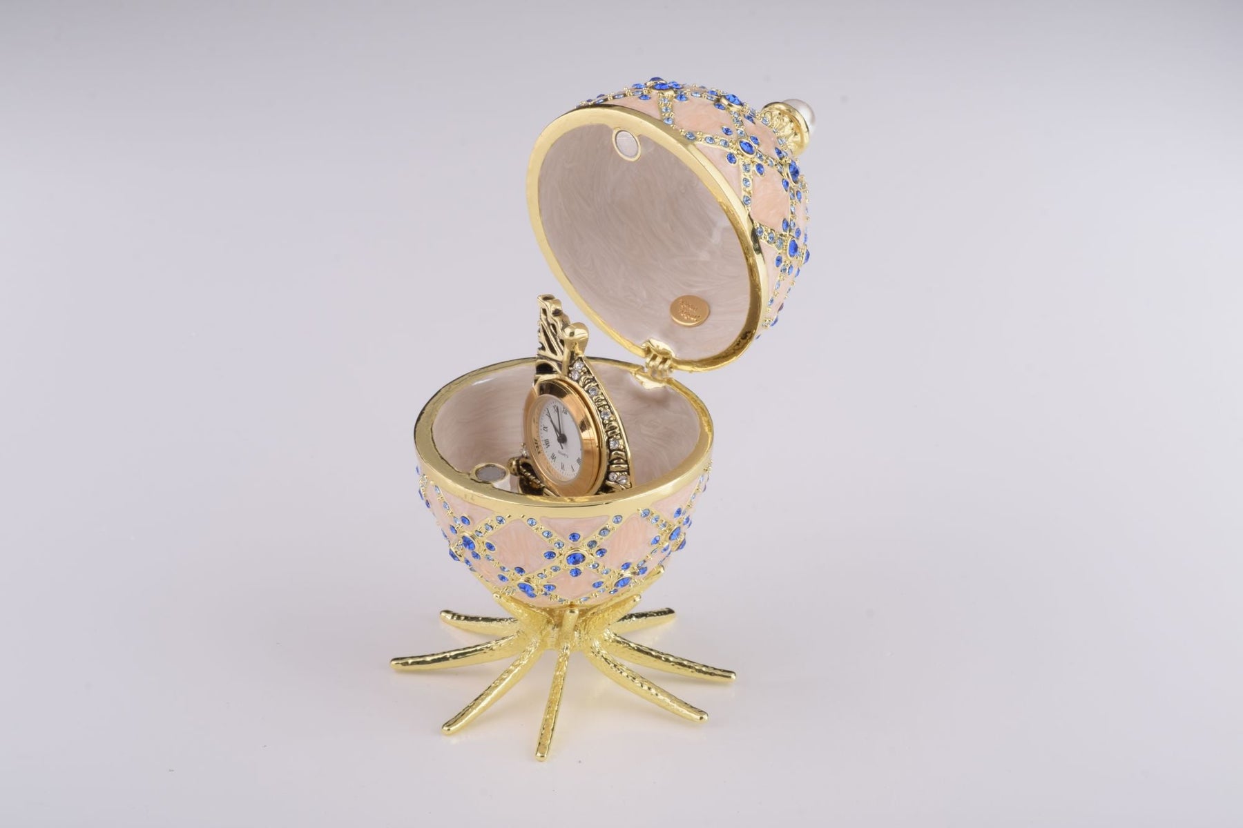 Œuf de Fabergé rose avec horloge à l'intérieur