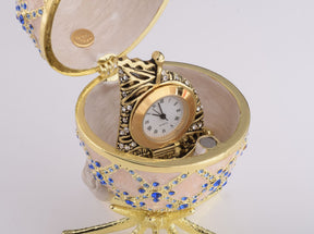 Rosa Fabergé-Ei mit Uhr im Inneren