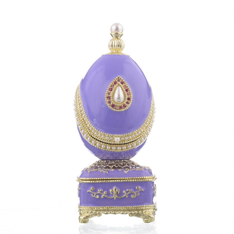 Oeuf de Fabergé violet avec perle