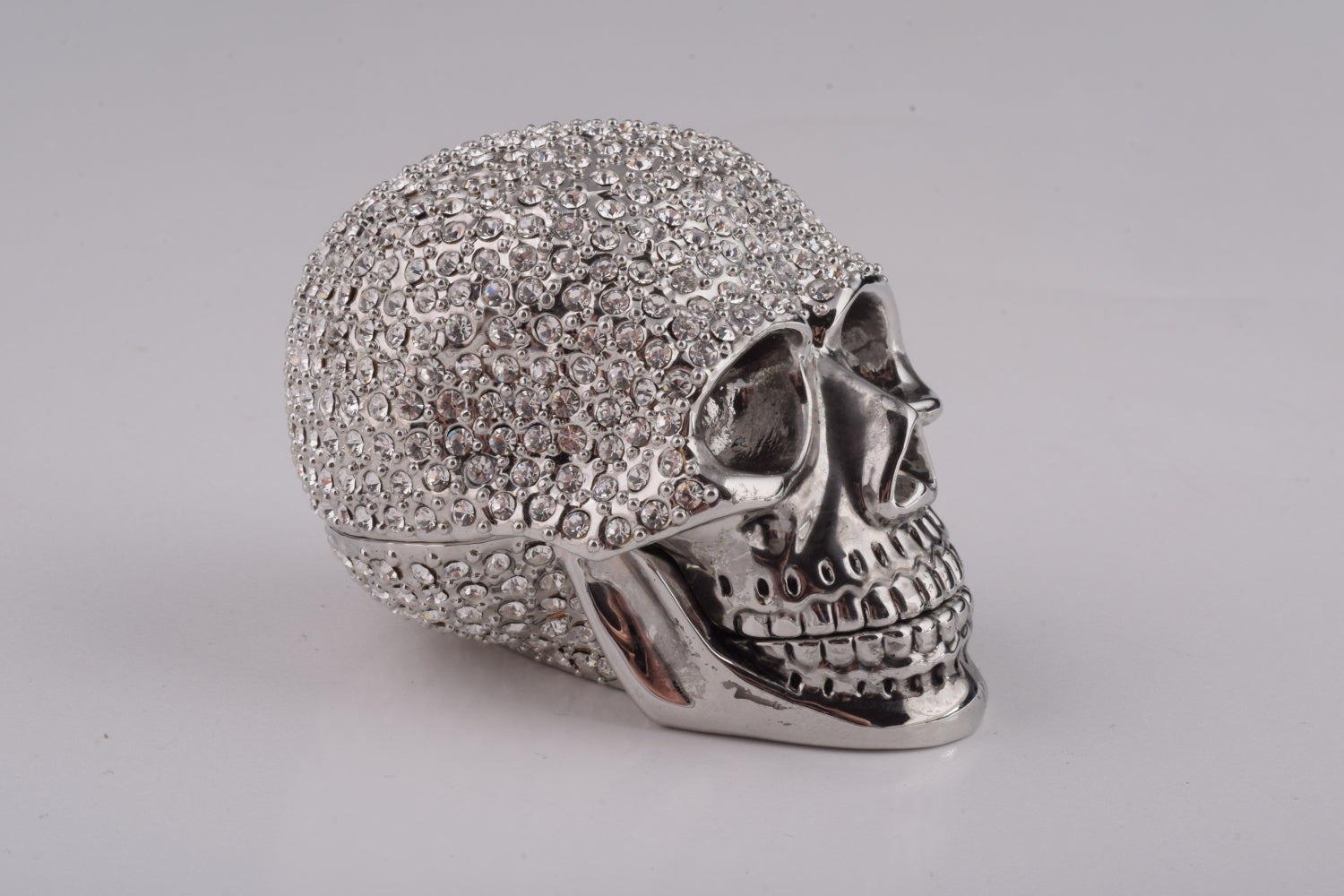 Crâne décoré en argent