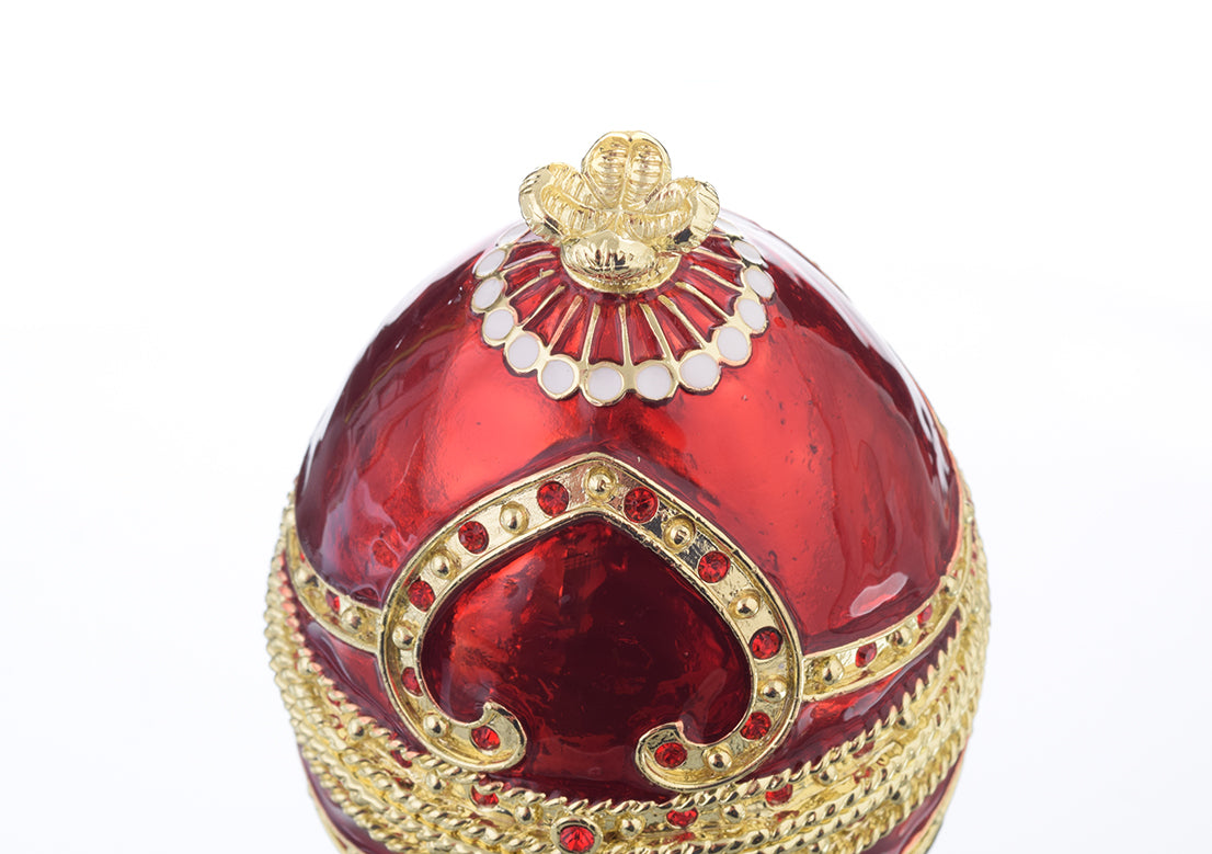 Oeuf de Fabergé rouge avec coeur à l'intérieur