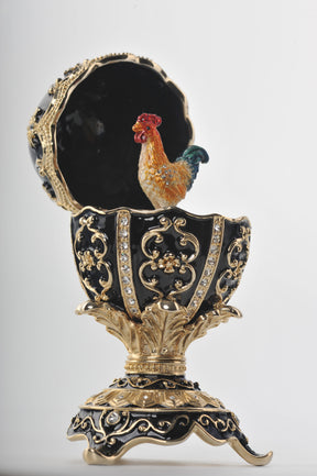 Oeuf de Fabergé noir avec un poulet à l'intérieur