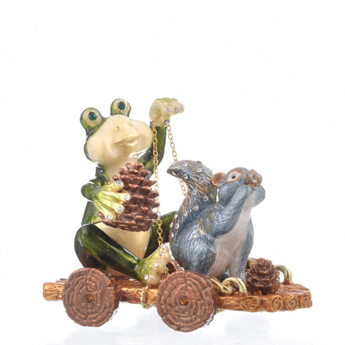 Grenouille et écureuil sur une voiture en bois