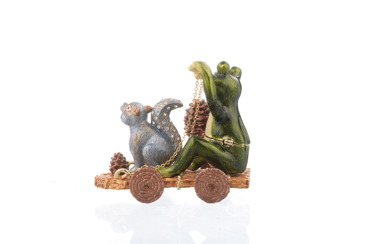 Grenouille et écureuil sur une voiture en bois