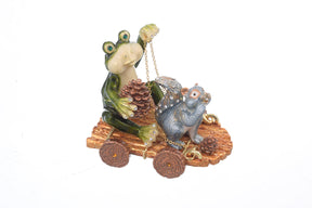 Frosch und Eichhörnchen auf dem Holzauto