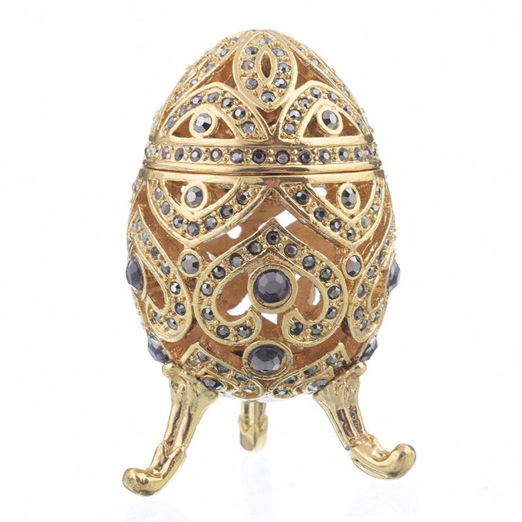 Goldenes Fabergé-Ei mit blauen Kristallen