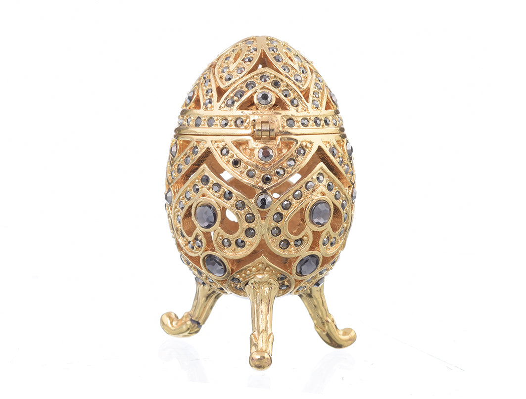 Goldenes Fabergé-Ei mit blauen Kristallen