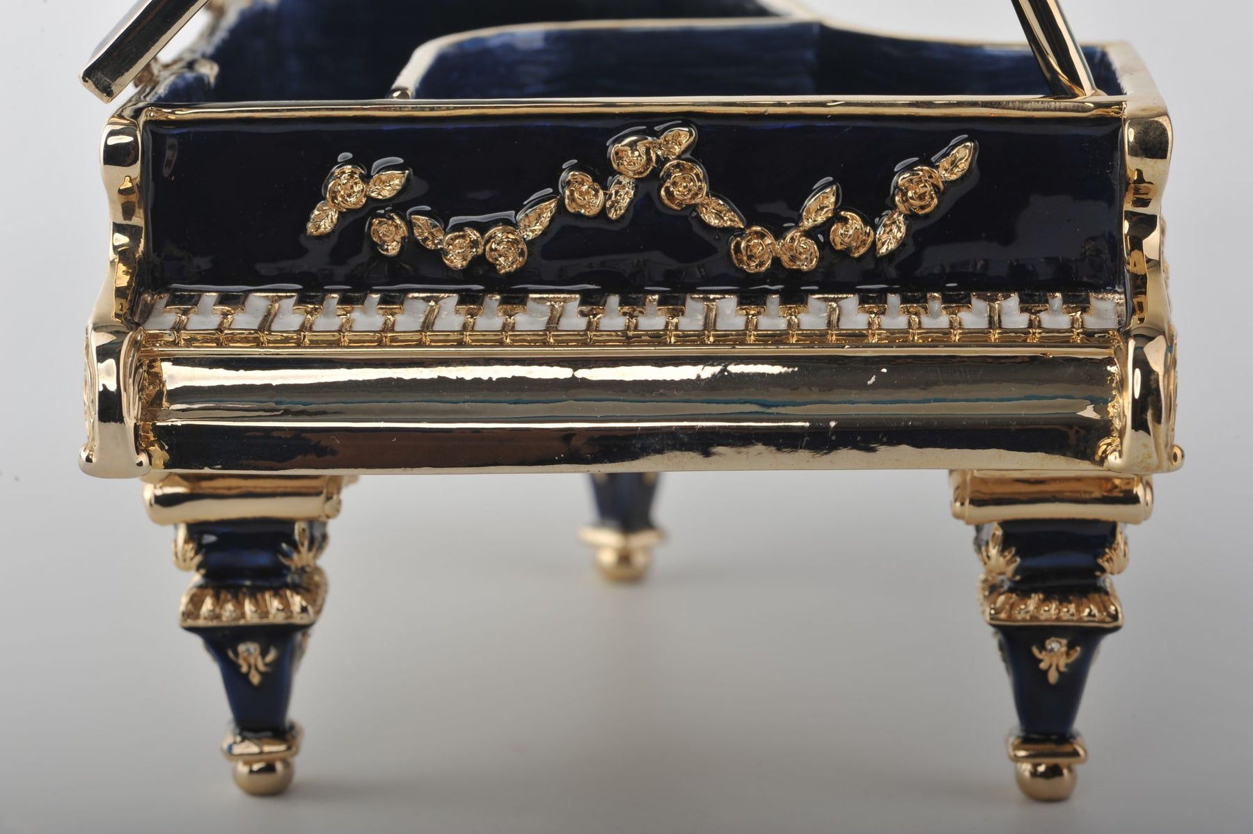 Großes dunkelblaues Klavier