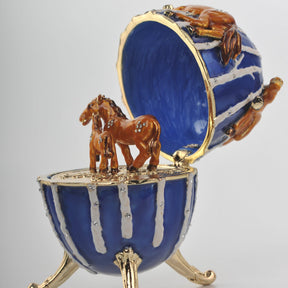 Blaue Fabergé-Ei-Schmuckschachtel mit braunen Pferden