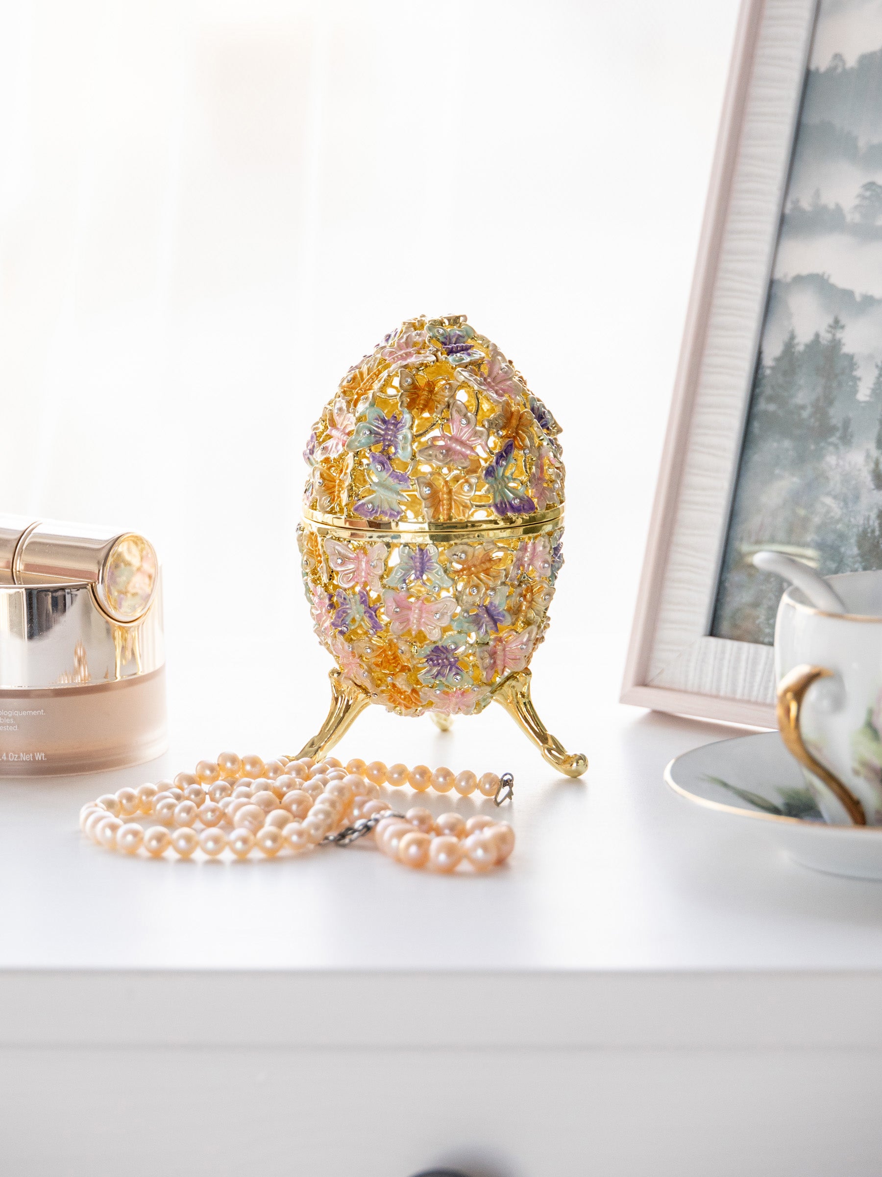 Goldenes Fabergé-Ei mit Schmetterlingen verziert