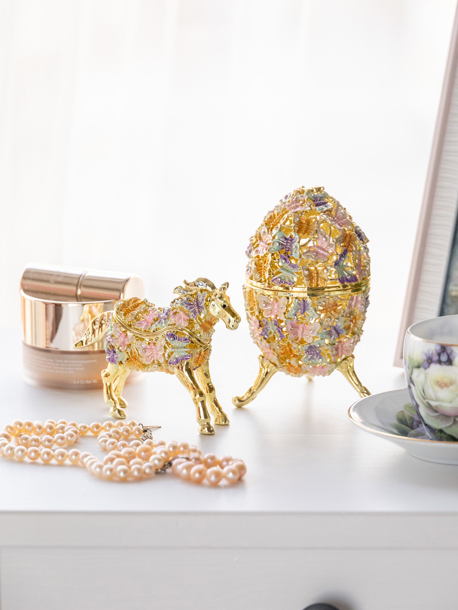 Goldenes Fabergé-Ei mit Schmetterlingen verziert