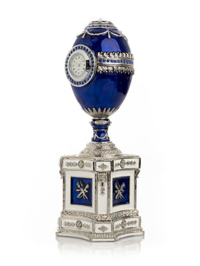 Oeuf de Fabergé bleu avec une perle et une horloge