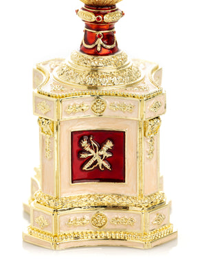 Rotes Fabergé-Ei mit einer Perle und einer Uhr