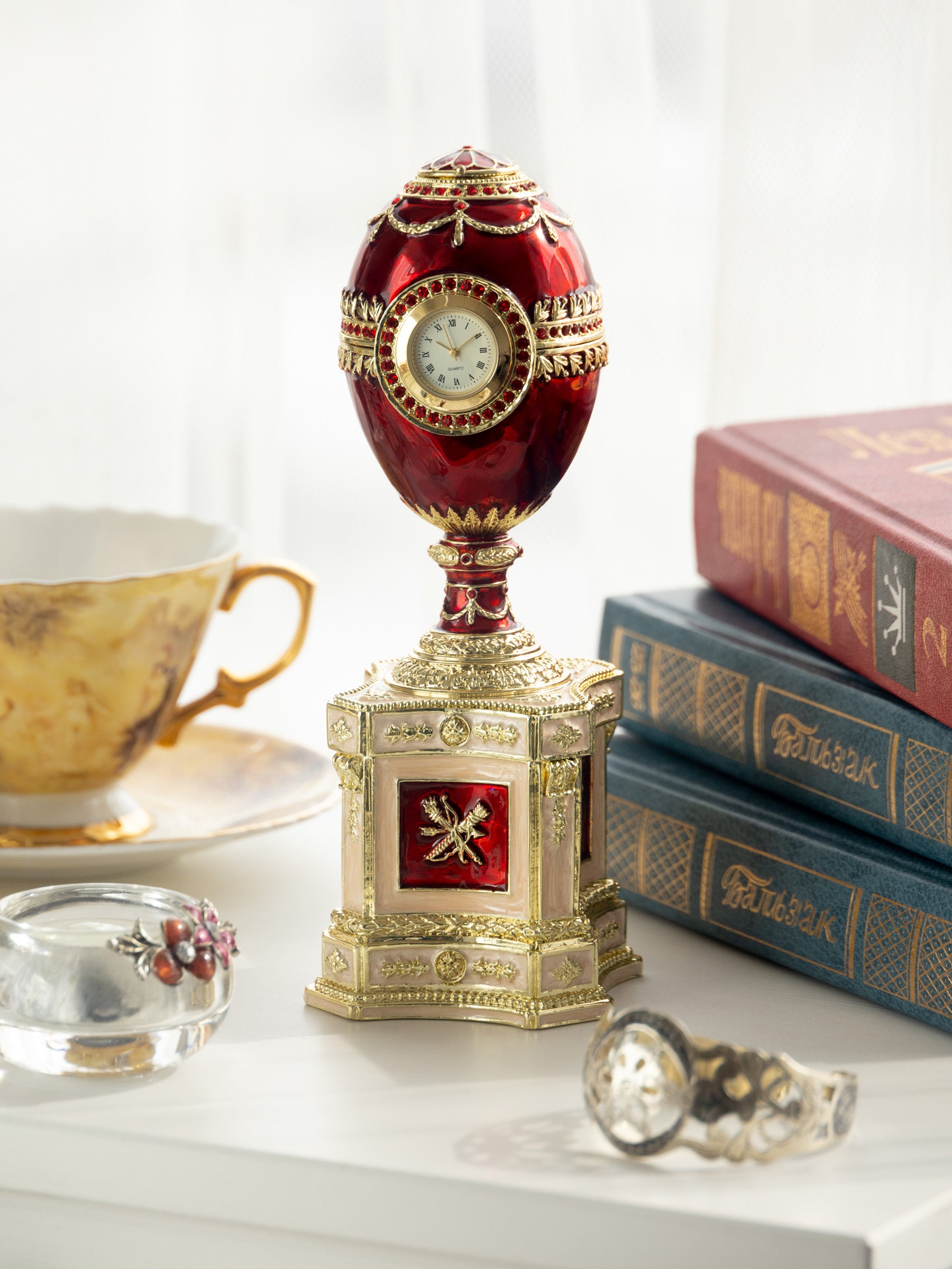 Rotes Fabergé-Ei mit einer Perle und einer Uhr