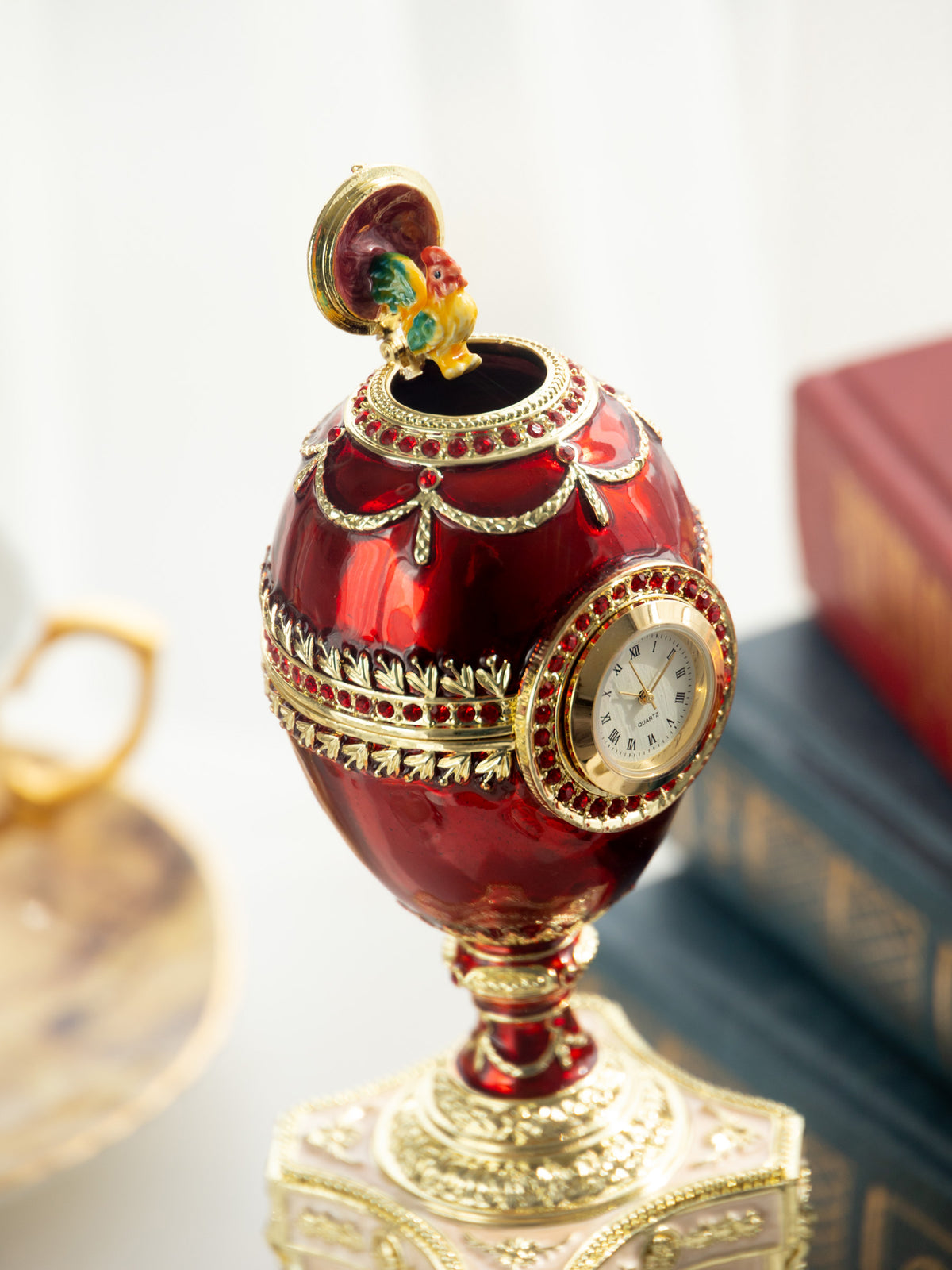Oeuf de Fabergé rouge avec une perle et une horloge