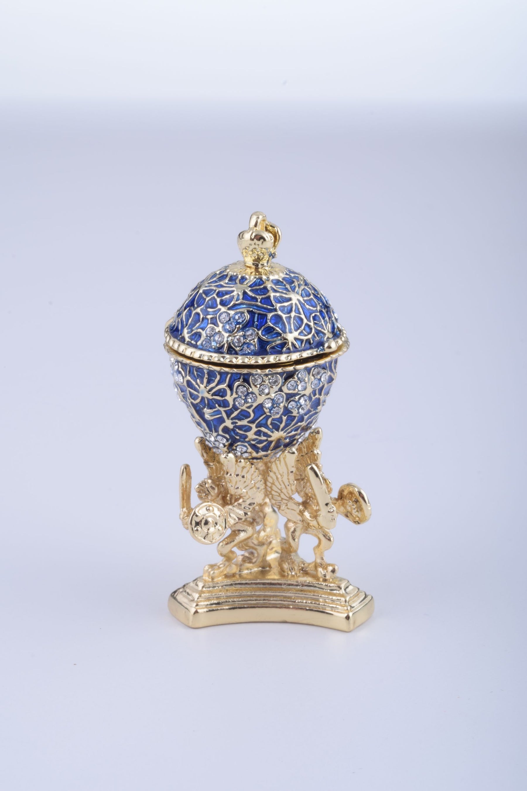 Oeuf de Fabergé bleu avec une grenouille dorée à l'intérieur