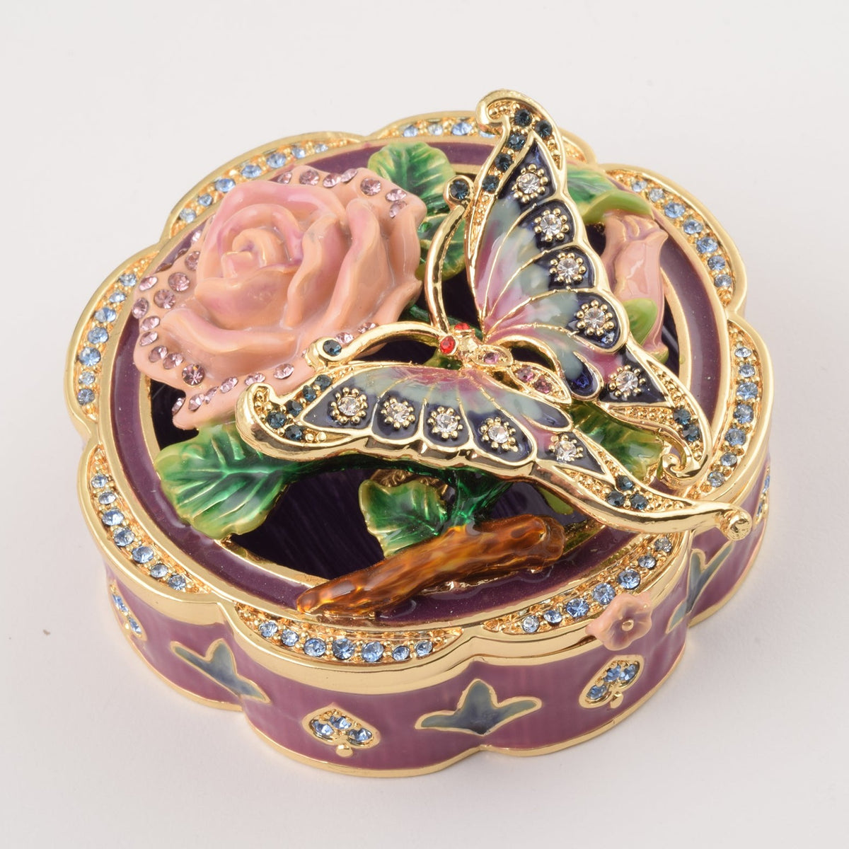 Boîte à bijoux papillon sur une fleur