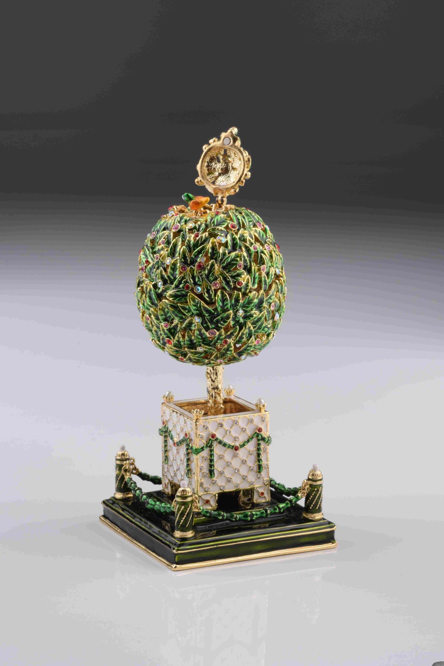Oeuf de Fabergé de laurier avec cristaux colorés