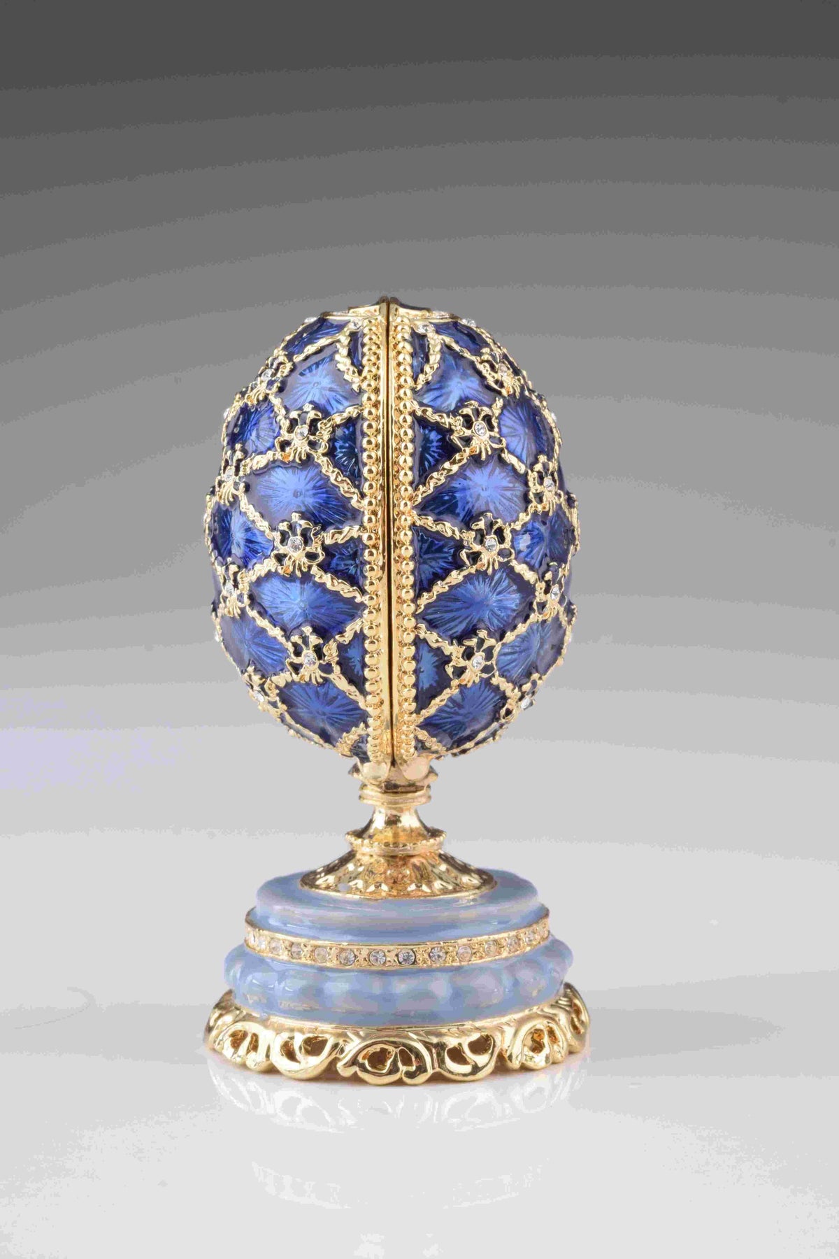 Oeuf de Fabergé bleu avec château à l'intérieur