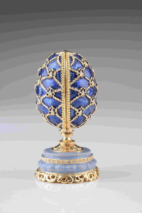Oeuf de Fabergé bleu avec château à l'intérieur