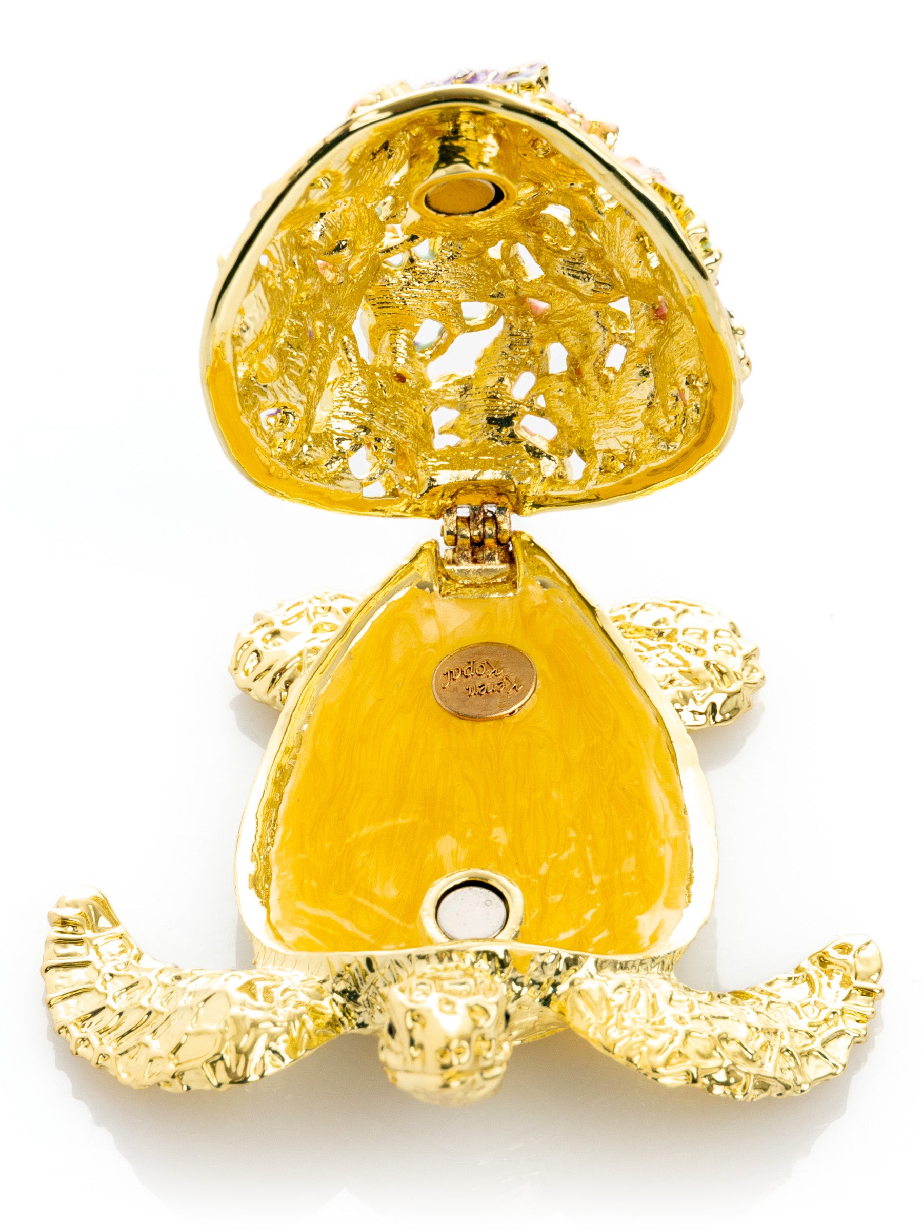 Tortue dorée décorée avec des papillons