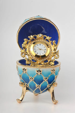Oeuf de Fabergé bleu avec horloge dorée